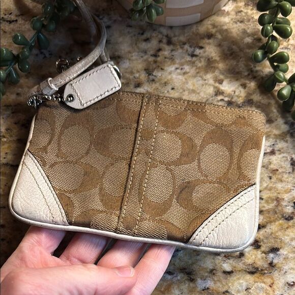Vintage Signature C Coach Chic Brown and Cream Leather Patterned Wristlet - Picture 7 of 14